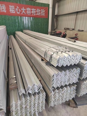 Горяче погруженная оцинкованная сталь MS Angle Q235 A36 SS400 S235JR Steel Angle Bar Tolerance ±1%